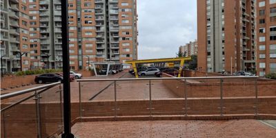 Te invito a conocer este apartamento de menos de un año de antigüedad, en el norte de Bogotá, sector residencial, piso alto muy iluminado, sol de tardesy lindísimos acabados.

El apartamento cuenta con puerta de seguridad con apertura mediante clave y control biométrico.

En la sala comedor, puedes encontrar un amplio balcón con vista panorámica y como plus un mueble empotrado para televisión, con iluminación, para hacer el ambiente muy acogedor. 

La cocina abierta con suficientes muebles y cajones para mantener organizados y ordenados los espacios, estufa a gas de 4 hornillas, horno a gas y campana extractora con varias velocidades y lámpara fluorescente.  Cuarto de ropas independiente, con punto de gas para secadora.  

La alcoba princpal con walking closet y un baño moderno. Una segunda alcoba, con un amplio armario piso techo y un baño auxiliar. 

Los pisos laminados en todo el apartamento y cerámicos en cocina, zona de ropas y baños. De igual forma, cuenta con luces LED cálidas en todos los espacios sociales y privados.

El apartamento tiene un garaje cubierto y un depósito propios (no área común).

El conjunto residencial tiene accesos a todas las zonas con control biométrico facial y dactilar.  

Dos gimnasios, BBQ, dos parques infantiles, amplio parqueadero de visitantes, buzón de correspondencia para cada apartamento  y salón comunal.

No esperes más para conocer esta excelente opción y quédate a constuir sueños y recuerdos en este lindo apartamento. 
