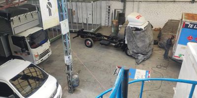 Bodega industrial ubicada en la zona Centenario del sur de Bogotá, ideal como plataforma operativa para tu negocio, gracias a su excelente conectividad, espacios funcionales y visibilidad estratégica.

Datos clave:


 
 Área construida (privada): 675 m² aproximadamente
 
 
 Área de terreno: 640 m²
 
 
 Baños: 3
 
 
 Parqueaderos: 7
 


Características técnicas:


 
 Capacidad eléctrica: 25 kVA, ampliable hasta 45 kVA
 
 
 Antigüedad: Construcción del año 2010
 
 
 Estrato: Comercial
 


Aspectos destacados:


 
 Vista panorámica, ideal para mayor luminosidad y confort
 
 
 Acceso pavimentado: Fácil entrada para vehículos de carga
 
 
 Oficina de negocios integrada para operaciones administrativas
 
 
 Parqueadero para visitantes y presencia en entorno industrial
 


 
