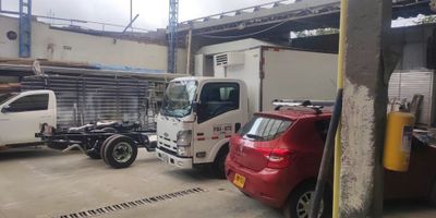 .

Bodega ubicada en la zona industrial de Centenario, en un entorno estratégico con excelente conectividad y visibilidad. Perfecta para operaciones logísticas, almacenamiento o procesos productivos que requieren funcionalidad y ubicación privilegiada.

Datos clave del inmueble:


 
 Canon de arrendamiento: $23.500.000 COP mensuales
 
 
 Área construida/privada: 840 m² sobre terreno de 789 m² 
 
 
 Área de trabajo estimada: 750 m²
 
 
 Oficinas: 160 m² aprox. 
 
 
 Baños: 3
 
 
 Parqueaderos: 7
 
 
 Capacidad eléctrica: 25 kVA ampliables a 45 kVA
 
 
 Antigüedad: Construcción de 2010
 
 
 Estrato: Comercial 
 


Ventajas adicionales:


 
 Vista panorámica desde la nave, ideal para iluminación natural 
 
 
 Acceso pavimentado y buen flujo vehicular 
 
 
 Oficina de negocios integrada para operaciones administrativas 
 
 
 Parqueadero para visitantes
 
 
 Proximidad a centros comerciales, transporte público y entorno industrial consolidado
 

