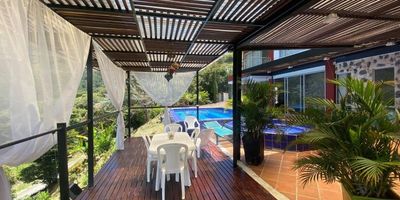 Casa 400 m2, piscina 42m2, jacuzzi para 12 personas, turco para 12 personas, deck de 28m2, terraza de 60m2, área 2060m2 con árboles frutales, gas GLP industrial con pipeta gigante para 4 meses y es más económico.&nbsp;Parqueadero para 10 carrosHabitaciones 3 en el segundo piso todas con baño una habitación&nbsp;exterior con baño, garaje interno para dos coches patio para ocho carros más patio de ropas interno con el lavadero con 16m2,&nbsp;cocina integral