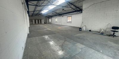 Bodega en Venta

Ubicación: Sector El Carmelo, Itagüí – Zona industrial y comercial.
Características del inmueble
    •    Área total: 317 m²
    •    Altura: aprox. 6 m
    •    Ubicación: Tercer piso acceso por escalas (bodega independiente por nivel)
    •    Baños: 5 + 1 orinal
    •    Cocineta
    •    Balcón (posibilidad de instalar malacate)
    •    Posibilidad de ampliación con mezzanini
    •    Iluminación natural  excelente
    •    Ventilación: 2 ventiladores + 5 extractores
    •    Techo recién cambiado

Beneficios
    •    No paga administración
    •    Escaleras amplias y descansadas para acceso al tercer piso
    •    Zona sin restricciones de cargue, descargue o de horario laboral/comercial
    •    Entorno industrial y comercial consolidado
    •    Vecindario con bodegas que ya usan malacate en sus balcones

Accesibilidad:
    •    A 18 min caminando de la estación Envigado del metro.
    •    A 10 min caminando de la estación Ayurá del metro.
    •    A 10 min caminando de la Plaza Mayorista.
    •    Vías de acceso: Autopista Sur y Avenida Guayabal.
    •    Excelente cobertura de rutas de buses.