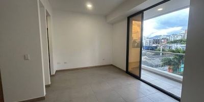 Apartamento en venta  39 m con balcón y excelentes zonas sociales Acogedor apartamento de 39 m con pisos en baldosa, balcón con puertas polarizadas, cocina semi integral, zona de ropas, vestier y baño completo con división en vidrio templado. Iluminación LED en todo el espacio. Incluye parqueadero en sótano y vigilancia 24 horas. Disfruta de zonas sociales ideales para tu estilo de vida BBQ, gimnasio, coworking, piscina y juegos infantiles. Un espacio moderno, funcional y con todas las comodidades que buscas. YONIER PELAEZ