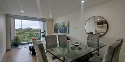 Apartamento en venta en Pinares en unidad cerrada cerca a supermercados de cadena, rutas de transporte público y servicios complementarios de la zona. Cuenta con salacomedor, pisos en porcelanato, estudio, tres habitaciones con closet, dos baños, cocina integral en mesón de Quartzone, estufa, calentador a gas y zona de ropas. La unidad posee de dos parqueaderos cubiertos tipo lineal, ascensor, piscina, gimnasio, salón comunal, sauna turco, parques infantiles, zonas verdes, circuito cerrado de tv, vigilancia y portería las 24 horas. Inmueble sujeto a verificación de disponibilidad.