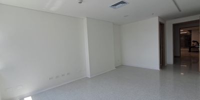 Consultorio en arriendo en Medellín, Antioquia. Ubicado en el sector Ciudad del Río, barrio SIMESA, en la Torre Médica Comedal. Este consultorio de 38 m² cuenta con un baño, un espacio funcional para profesionales de la salud. El canon de arriendo es de $4.500.000. Este inmueble de estrato 7 no incluye parqueadero privado, pero su ubicación central y bien conectada ofrece fácil acceso a diversos servicios. Si le interesa este consultorio para arriendo en Medellín, contáctenos para más información o coordinar una visita.