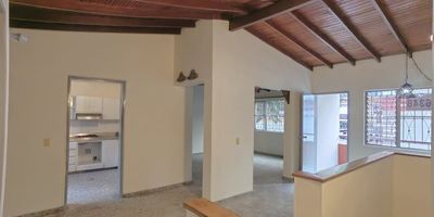 Ubicada estratégicamente entre Los Colores y el Estadio, a pasos de la carrera 70, la calle Colombia y toda su oferta de comercio, transporte, restaurantes y servicios, se encuentra esta casa bifamiliar en arriendo con un.
El inmueble cuenta con un área aproximada de 140m². Cuenta con 3 alcobas, 2 baños, sala y comedor independiente, cocina integral, patio y garaje, además de un balcón.De acuerdo al POT, este predio se encuentra en zona de media mixtura, lo que permite una proyección versátil.Una oportunidad única en estrato 5, en una ubicación privilegiada de la ciudad.
Contáctanos en Raskcielos Inmobiliaria y conoce el verdadero potencial de esta propiedad.