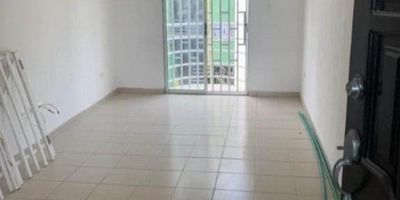 Comodo y buen apartamento en conjunto Balcones de Chinquinquira, cercano a Carrera 38, a pocos minutos del Exito Murillo, parque, supermercados, iglesias y diversas rutas de transporte.

Apartamento en 4 piso con acceso escaleras, cuenta con sala comedor y balcon, cocina integral y zona de labores, 2 alcobas con closets, baño.

Conjunto brinda recepcion, vigilancia, parqueadero comunal, parque infantil y zonas verdes.

Contactanos