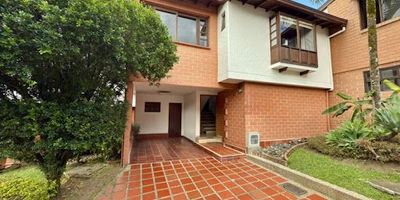 Excelente casa en conjunto residencial muy  tradicional, con 4 habitaciones amplias y la habitación de servicio, una muy buena opción por ubicación y potencial de reforma muy interesante, con cercania a muy buenos lugares como malls comerciales, vias principales y mas. Una urbanización bien habitada y con muy buenas zonas comunes.