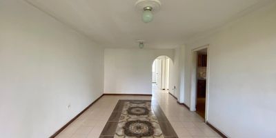 Gran apartamento en buena ubicacion cerca Universidades SImon Bolivar, CUC, supermercados, a pocos minutos del CC Portal del Prado.

Ubicado en 3 piso con vista hacia la ciudad, cuenta con sala comedor, cocina integral, zona de labores, cuarto baño de servicio, 2 alcobas con sus closets y 2 baños. Tambien posee su parqueadero aisgnado.

Edificio cuenta con acceso peatonal y vehicular, zona de visitantes.

Contactanos