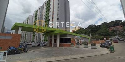 Se arrienda apartamento para estrenar, área 65 m2, cuenta con 3 habitaciones con closet, 2 baños, sala comedor, cocina integral, zona de ropas, balcón con vista panorámica, piso en cerámica, parqueadero comunal, vigilancia las 24 horas del día.