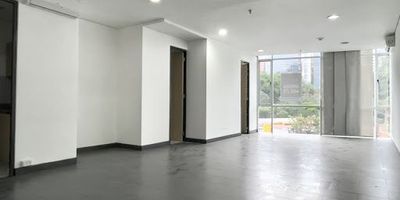 Excelente oficina ubicada en el sector del Poblado, un agradable espacio perfecto para uso comercial, oficina con aire acondicionado, baño, cocineta y parqueadero. El edificio cuenta con  GYM, sala de reuniones, casino y portería y vigilancia las 24 horas.