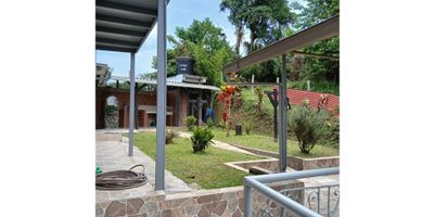 CASA CAMPESTRE VENTA ALTO DEL NARANJO

Oportunidad para quienes buscan un refugio tranquilo y con vistas espectaculares en Manizales. Esta propiedad combina la serenidad del campo con la comodidad de estar cerca de la ciudad, ideal para familias que valoran el espacio y el contacto con la naturaleza.

 

Características de la propiedad

Esta amplia casa de 500 m2 sobre 300m2 de terreno, cuenta con seis habitaciones y cinco baños, incluyendo uno en la alcoba principal. La vivienda dispone de dos terrazas, una con tina para un baño relajante y las dos con vistas panorámicas. Además, tiene espacios como una biblioteca, hall de alcobas, zona de lavandería y un garaje con capacidad para dos vehículos.

 

Entorno y acceso

Ubicada en el Alto del Naranjo a 1700 msnm, la propiedad se destaca por su clima agradable y su vista a Manizales y Chinchiná, con los nevados al fondo. El entorno es campestre y seguro, con zonas verdes, jardín, patio y área de BBQ. Se encuentra cerca de la zona urbana, parques y vías principales, con acceso a transporte público.

 

Contáctanos

Para más información, agenda una visita guiada o resolver dudas. Comunícate con nosotros de forma inmediata a través de WhatsApp. Estamos listos para atenderte y ayudarte a encontrar tu próximo hogar.


 

