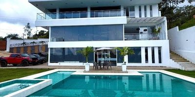 Entrada privada con portón eléctrico con Lote de 3.000 m², Área construida total: 1.450 m², Casa principal: 824 m² construidos, Año de construcción:2022. La propiedad cuenta con:  5 habitaciones (principal con baño, amplio Vestier y balcón ), Sala principal, Sala de TV, Cocina integral moderna con isla + comedor independiente, Estudio, zona de ropas Tercer piso: Zona de juegos, gimnasio, 2 baños, apartamento independiente Con cocina, 1 alcoba, y 1 baño, Piscina, jacuzzi con calentador , chorros e iluminación, Kiosco BBQ con cocina, TV, zona de fogata y baño,Cancha de fútbol, Juegos infantiles, Caballerizas para 2 ponis, Casa de mayordomos con dos habitaciones, ⁠Casa con cierre perimetral, puerta eléctrica, sistema de seguridad y domotizado, ⁠iluminación exterior con luces solares.