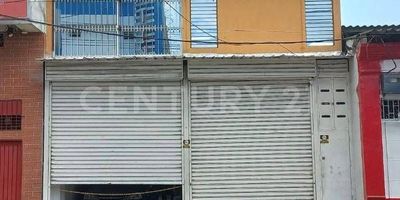 ¡Oportunidad única para inversionistas y emprendedores!, Se Vende local Comercial con amplia Bodega ideal para negocios de alto impacto, en el centro de la ciudad, zona estratégica de gran afluencia con fácil, acceso a transporte publico y vías principales, así como facilidad para descargues y cargues. Cuenta con dos pisos construidos con área total de 360m y con cimientos para dos pisos mas, El primer piso con luces led, amplia vitrina comercial perfecta para atraer clientes y su baño, segundo piso,  contamos con 2 oficinas, baño, cocineta, zona de oficios, y amplias áreas  adicionales.