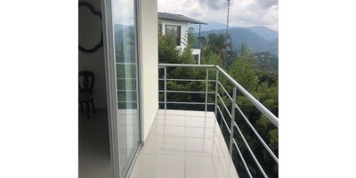 CASA CAMPESTRE VENTA SAN PEREGRINO

Ideal para quienes buscan una propiedad amplia con espacios generosos, vistas panorámicas y la tranquilidad del campo. Esta casa es perfecta para familias grandes o para quienes deseen un lugar para reuniones y esparcimiento. Es una oportunidad para disfrutar un estilo de vida relajado.

 

Características de la propiedad

Con un área privada de 600 m2 sobre un terreno de 1100 m2, esta casa de dos niveles cuenta con cinco habitaciones y cuatro baños. El parqueadero cubierto tiene capacidad para dos vehículos y el descubierto para seis. La propiedad incluye espacios como biblioteca, hall de alcobas, barra estilo americano, una cocina integral, un cuarto útil y zona de lavandería.

 

Entorno y acceso

Ubicada en San Peregrino, esta propiedad destaca por su excelente clima y vistas de 360 grados. El entorno ofrece áreas sociales, árboles frutales y un kiosco, ideales para disfrutar al aire libre. La casa tiene acceso a transporte público cercano y se encuentra próxima a áreas turísticas, lo que la hace un lugar con muy buena proyección.

 

Contáctanos

Para más información, agenda una visita guiada o resolver dudas. Comunícate con nosotros de forma inmediata a través de WhatsApp. Estamos listos para atenderte y ayudarte a encontrar tu próximo hogar.


 
