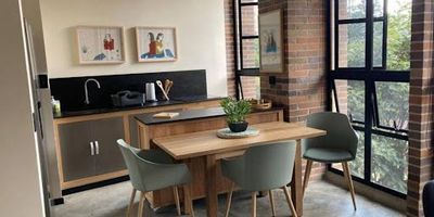 apartaestudio amoblado de 58 m2  cuenta con una Habitación , 2 balos completos, Salón Comedor, cocina, Closet aseo, Vestir, Closet linos Totalmente equipado,  Zona de ropas común para 3 aptos , 1 Parqueadero. todo esto con un valor Mensual de $5.500.000 incluye servicios EPM, administración y limpieza general 1 vez por semana medio día. 