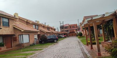 Cómoda y acogedora  casa en conjunto  cerrado, cuenta con 3 habitaciones, 3 baños, sala  con chimenea tradicional, comedor  independiente, cocina, patio interior cubierto, cuarto de servicio, pisos en laminado  y cerámica, tiene parqueadero para 2 vehículos, el conjunto cerrado  cuenta con parque para niños y salón comunal, celaduría 24 horas, ubicado  cerca a la avenida pradilla, y avenida chilacos, supermercados, colegios y vías importantes.