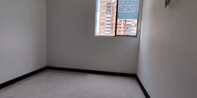 Cocina Integral
Red De Gas
Balcón
Cuarto Útil
Ascensor
Juegos
Portería
Piscina
Salón Social
Sauna
Zonas Verdes
Gimnasio
Alcobas 3
Baños 2
Closets 3
Parqueadero Cubierto 1
Tipo De Piso Cerámica
Horas Portería 24 HORAS
Parqueadero De Visitantes
Placa Polideportiva
Shut De Basuras
CD 39085