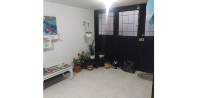 CASA CON RENTA EN VENTA URAPANES VILLAMARÍA

Oportunidad para inversionistas que buscan una propiedad con ingresos adicionales garantizados. Esta casa es ideal para quienes desean una fuente de renta mensual estable, sin sacrificar la posibilidad de vivir en un lugar estratégico y de alta demanda.

 

Características de la propiedad

Esta vivienda multifamiliar de 110 m2 tiene un diseño que optimiza cada rincón. Además del área principal, cuenta con tres apartaestudios independientes y muy iluminados. En total, la propiedad suma tres habitaciones y tres baños, e incluye un garaje. Los apartaestudios producen una renta mensual de 2.150.000 pesos.

 

Entorno y acceso

Ubicada en Urapanes, esta casa se encuentra en un sector residencial de Villamaría. Su ubicación estratégica facilita el acceso a transporte público y a las vías principales. Es una zona con alto potencial de valorización, lo que la convierte en una excelente opción para construir un patrimonio.

 

Contáctanos

Para más información, agenda una visita guiada o resolver dudas. Comunícate con nosotros de forma inmediata a través de WhatsApp. Estamos listos para atenderte y ayudarte a encontrar tu próximo hogar.


