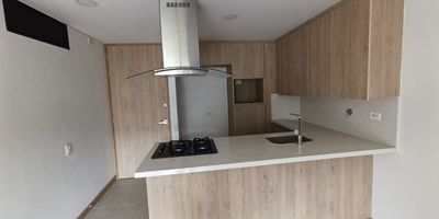 Arriendo apartamento con hermosos acabados sector las palmas, cerca al túnel de oriente, y al country club  unidad completa con hermosa vista