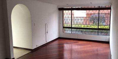 Apartamento de 73 m2, cocina muy amplia con espacio para cuarto de ropas. Dos habitaciones. Dos baños completos. Area social con piso de madera. Primer piso sobre sotano. Edificio pequeño muy bonito y cuidado. Dos ascensores. Un parqueadero.