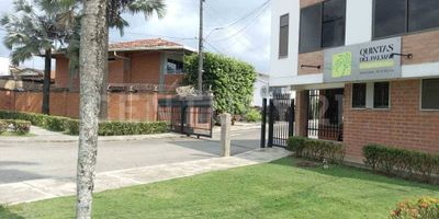 Invierte donde crece el futuro: tu lote ideal en Quintas del Palmar, Apartadó
Imagina construir la casa de tus sueños o desarrollar un proyecto rentable en una de las zonas con mayor proyección de valorización del Urabá antioqueño. Este lote de 330 m², ubicado en la exclusiva Urbanización Quintas del Palmar, te ofrece el equilibrio perfecto entre tranquilidad residencial y cercanía a los principales puntos de interés de Apartadó. Rodeado de naturaleza, con excelentes vías de acceso y todos los servicios públicos disponibles, este espacio no es solo un terreno… es una oportunidad para hacer realidad tus planes y asegurar tu inversión en una zona en constante crecimiento.