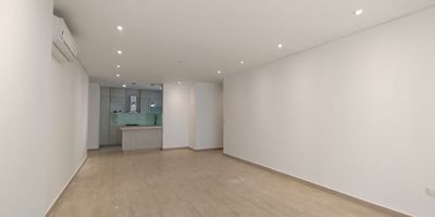 Apartamento en venta y arriendo en Alto prado, ubicado en unidad cerrada cerca a supermercados, restaurantes, clinicas, laboratorios, EPS, hoteles, rutas de transporte público. Cuenta con 3 habitaciones, 4 baños, sala, comedor, estar de tv, hall de acceso, hall de alcobas, aires acondicionados, balcón en la sala, pisos en cerámica, cocina integral con mesón en quarztone, alcoba de servicios, zona de ropas, piscina, gimnasio, salón comunal, parques infantiles, zonas verdes, parqueaderos asignados, planta eléctrica total, vigilancia y portería 24 Horas.