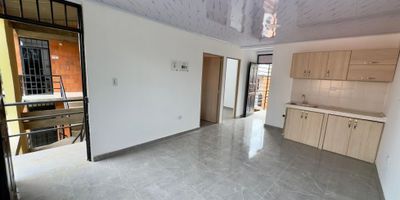 Apartamento en Venta en Parque Industrial Pereira
Este moderno apartamento a estrenar se encuentra ubicado en un tercer nivel de un conjunto de unidad abierta, sin ascensor. Cuenta con dos habitaciones, una espaciosa sala-comedor, un baño y un patio techado, ofreciendo un ambiente cómodo y funcional. El apartamento es completamente nuevo, ideal para quienes buscan estrenar vivienda en una zona tranquila. Su excelente ubicación en Parque Industrial te permite estar cerca de la zona comercial, supermercados y transporte público. Además, la zona es muy tranquila, lo que asegura una excelente calidad de vida. ¡El precio es negociable, no pierdas la oportunidad de visitarlo!
