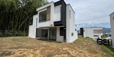 Ubicada en un barrio tranquilo esta hermosa propiedad ofrece un entorno exclusivo con una vista privilegiada al Alto del Nudo Su lote es completamente plano esquinero y sin vecinos cercanos lo que garantiza mayor privacidad

La casa es para estrenar y cuenta con

Compuerta de acceso

Bano social

Sala comedor con ventanales grandes y salida al lote

Sala de estar de TV

Cocina integral

Zona de ropas

Habitacion amplia en el primer nivel con bano privado

Segundo nivel habitacion auxiliar con closet y bano privado mas habitacion principal con vestier y bano privado

Parqueadero cubierto para 3 carros

Ubicacion La Pradera Dosquebradas
Administracion 550000
Estrato 4