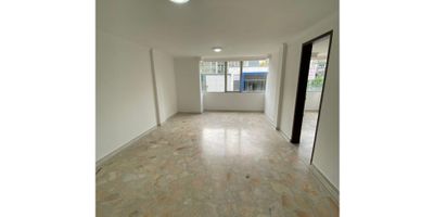 Exclusivo apartamento en venta en Pinares, Pereira – 130 m² de elegancia y confort

Descubre este espectacular apartamento ubicado en el prestigioso sector de Pinares, una de las zonas más exclusivas y de mayor valorización en Pereira. Con 130 m², este inmueble ofrece espacios amplios, acabados de lujo y una ubicación estratégica ideal para quienes buscan comodidad y exclusividad.

Ubicado en el segundo piso, el apartamento cuenta con cuatro habitaciones amplias y bien iluminadas, un estudio independiente, y cuatro clósets, proporcionando gran capacidad de almacenamiento. La cocina ha sido remodelada con mesón en mármol, brindando un diseño moderno y elegante, complementado con pisos en retal de mármol que aportan sofisticación a cada espacio.

Dispone de dos baños completamente remodelados, diseñados con acabados de alta calidad, y un patio con pérgola movible, ideal para disfrutar de un ambiente privado y acogedor. Además, cuenta con parqueadero privado y cuarto útil, así como calentador de agua para mayor comodidad.

Ubicado en estrato 6, este apartamento goza de una ubicación privilegiada, cercano a supermercados, droguerías, clínicas, centros comerciales, zona rosa y principales vías de acceso, con excelente conectividad al transporte público.

Con una administración de $250.000, esta propiedad representa una inversión segura en una zona de alta valorización y demanda.

Si buscas un hogar con espacios amplios, acabados de lujo y una ubicación inmejorable, este apartamento es la opción ideal.

 

? ¡Contáctanos para más información y agenda tu visita hoy mismo!
INMOHOGAR
? +57 315 264 7986 / +57 317 422 2177
? ¡Tu nuevo hogar te espera!
 

 
