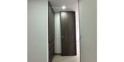 ✨ ¡Apartamento NUEVO para estrenar en el sur de la ciudad! ✨

? Ubicación estratégica: Cerca a la Calle 26 Sur y Carrera 78K, rodeado de locales comerciales, el Colegio INEM, zonas verdes y con acceso rápido a las principales avenidas de la ciudad.

? Características del inmueble:


 
 Ubicado en 4° piso
 
 
 2 alcobas cómodas con excelente iluminación natural
 
 
 1 baño moderno
 
 
 Sala comedor amplia y fresca
 
 
 Cocina integral nueva y funcional
 
 
 Zona de lavado en la terraza
 
 
 Edificio sin ascensor
 


? Nota: Cuenta con parqueadero para moto.

? Lo mejor: ¡Apartamento NUEVO, listo para estrenar y convertirse en tu nuevo hogar!

? Agenda tu visita hoy mismo y asegura esta oportunidad única.
