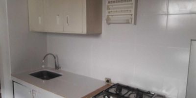 [VEN] ID HOUM: 153996

En Houm te ayudamos de forma fácil y segura. Los beneficios de comprar con nosotros:
    • Te ayudamos a conseguir financiamiento a través de una asesoría personalizada
    • Mediación y seguimiento de todo el proceso
    • Ponemos a tu disposición profesionales en notariado, registro y asesoría jurídica
¡Solo te preocupas de las firmas!

Departamento en venta, ubicado en el barrio El Progreso, con una superficie construida de 53.00 m² y superficie total de 53.00 m². 

Sus principales características son:

    • 2 dormitorios
    • 1 baño
    • No Admite mascotas
    • 1 parqueadero
    • Año de construcción: 1998
            
Si compras con nosotros, te brindamos asesoría personalizada durante todo el proceso.
        
Más que una inmobiliaria, somos Houm.
*Aplican T&C