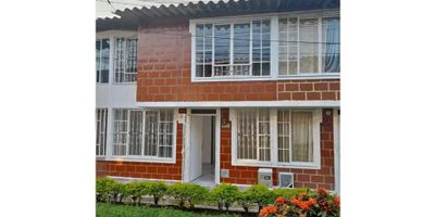 Venta de casa en conjunto cerrado – Dosquebradas 

Hermosa casa de dos niveles en un conjunto cerrado con amplias zonas sociales y excelente seguridad. En el primer piso, cuenta con sala independiente, zona de comedor, baño social sin ducha, cocina nueva y espaciosa con gas domiciliario y calentador a gas, además de un patio techado y amplio. En el segundo piso, tiene tres habitaciones con clóset, escaleras amplias y un baño con ducha. La casa es muy iluminada y el conjunto se encuentra en excelente estado, con tres porterías, piscina, cancha deportiva, parque infantil, zona de juegos, espacios para mascotas, jardines y parqueaderos comunales, donde cada casa tiene derecho a un espacio para carro y uno para moto. La administración tiene un costo de $126.000 y la ubicación ofrece fácil acceso a transporte público, supermercados y zonas comerciales. ¡Agenda tu cita y conoce tu próximo hogar!
