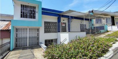 Casa en Venta en Maraya – Espaciosa, Versátil y con Acabados de Lujo

Descubre esta espectacular casa en Maraya, ubicada en un sector de alta valorización, cerca de la Avenida 30 de Agosto, con acceso a supermercados, transporte público y múltiples servicios.

Con 204 m² construidos, esta propiedad ofrece un diseño moderno y funcional:


 Amplia sala-comedor, ideal para compartir en familia.
 Cocina integral equipada, con acabados de lujo.
 3 habitaciones, 2 de ellas con baño privado.
 3 baños en total, con excelentes acabados.
 Parqueadero cubierto y uno adicional destapado.


 Espacio ideal para oficinas o apartamento
En el nivel inferior, la casa cuenta con un área independiente, perfecta para oficina, coworking o incluso para adaptarse como apartamento. Dispone de:


  Oficina amplia con sala de juntas.
  Espacio generoso para estaciones de trabajo. 
  Baño doble, adaptable para diferentes usos.


Comodidad y versatilidad en una zona estratégica
Su diseño moderno, distribución inteligente y ubicación privilegiada la convierten en una oportunidad ú? ¡Contáctanos para más información y agenda tu visita hoy mismo!
INMOHOGAR
? +57 315 264 7986 / +57 317 422 2177
? ¡Tu nuevo hogar te espera!
