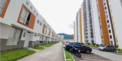 Casa en conjunto cerrado en Santa Rosa de Cabal 

Te presentamos esta acogedora casa de 75 m² ubicada en un conjunto cerrado en Santa Rosa de Cabal, con espacios bien distribuidos para la comodidad de toda la familia. Cuenta con tres habitaciones, tres baños, sala y comedor independientes, cocina integral con barra americana, zona de ropas y patio.

El conjunto residencial ofrece exclusivas amenidades, como piscina para adultos y niños, dos canchas deportivas, zona BBQ, jacuzzi, turco, salón de fiestas, parque infantil y amplias zonas verdes, brindando un entorno ideal para disfrutar cada día. Además, su ubicación estratégica garantiza fácil acceso a transporte, supermercados y otros servicios.

¡No dejes pasar esta oportunidad! Contáctanos para más información o agendar una visita.
