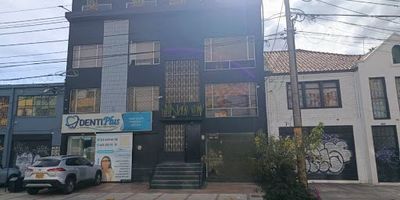 Local comercial en arriendo san luis, cuenta con area liber de 60 mts2, localidad de Teusaquillo bogotá, está en una ubicación estratégica con acceso rápido a la carrera diecisiete, calle sesenta y av caracas. el inmueble cuenta con buena iluminación y ventilación natural, pisos en bladosa y un baño privado. ideal para actividades comerciales, Se encuentra ubicado en zona comercial sobre via principal cerca zona residencial y comercial parques publicos y colegios excelente opción para negocios que requieran alta visibilidad. para mayor información comuníquese con el ejecutivo comercial David Mayorga al celular o whatsapp 3176353080, a su correo electrónico David Madavid.mayorgainmobiliariasaliadas.com
