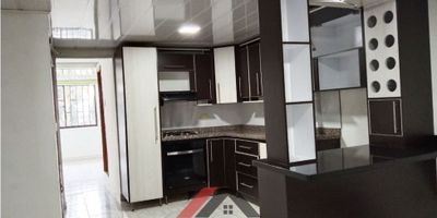 ¡Oportunidad única de inversión en Los Molinos, Dosquebradas!

Te presentamos esta amplia y funcional propiedad bifamiliar, ideal tanto para vivir como para generar renta. Ubicada en uno de los sectores de mayor valorización de Dosquebradas, cerca de centros comerciales, supermercados, droguerías, restaurantes y avenidas principales.

Nivel 1:


 
 Sala comedor con excelente iluminación natural
 
 
 Estudio independiente, ideal para teletrabajo
 
 
 2 habitaciones (una amplia con clóset y otra más pequeña)
 
 
 1 baño grande de uso compartido
 
 
 Patio generoso con excelente ventilación
 
 
 Zona de lavadero con tanque de reserva de agua y espacio para lavadora
 


Nivel 2 (acceso independiente por escalera metálica externa):


 
 Sala comedor espaciosa
 
 
 3 habitaciones grandes con clóset en madera
 
 
 1 baño
 
 
 Cocina moderna, amplia y completamente remodelada
 
 
 Zona de lavado y secado
 
 
 Mirador con vista despejada
 


 Parqueadero para dos vehículos: uno cubierto y otro al aire libre, ubicados en el antejardín.

 Ideal para inversionistas: actualmente genera una renta mensual aproximada de $2.000.000, gracias a su distribución completamente independiente entre ambos niveles.

? Ubicación estratégica en el corazón de Los Molinos, con acceso rápido a transporte público, centros de salud, comercio y vías principales.
