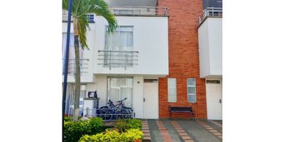 Casa en Venta – Belmonte, Pereira
¡Vive con estilo en una de las zonas de mayor valorización de la ciudad!

Te presentamos esta hermosa casa de 107 m², ubicada en un exclusivo conjunto residencial en Belmonte, un sector residencial estratégico, tranquilo y con gran proyección inmobiliaria.

Características del inmueble:


 
  3 habitaciones confortables
 
 
  3 baños modernos y funcionales
 
 
  Parqueadero privado
 
 
  Zona social completa: piscina, salón social, baños comunes y mesa de ping pong
 


Información adicional:


 
 ? Ubicada en una zona de alta valorización, cerca de supermercados, zonas comerciales, colegios y con fácil acceso a transporte público
 
 
 Administración mensual: $382.000
 
 
 Sin hipotecas ni afectaciones legales
 


Esta propiedad es ideal para quienes buscan comodidad, seguridad y una excelente ubicación. Ya sea para vivir o invertir, esta casa tiene todo lo que necesitas.

Contáctanos en Inmohogar y agenda tu visita. ¡Haz realidad el sueño de tu nuevo hogar hoy mismo!
