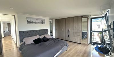 MODERNO APARTAMENTO CON 130 M2 MÁS 2 PARQUEADEROS PROPIOS E INDEPENDIENTES EN UN EDIFICIO SISTEMATIZADO, EXCLUSIVO DE 8 APARTAMENTOS,  UBICADO EN SÉPTIMO PISO CON ASCENSOR DE INGRESO PRIVADO DIRECTO AL  SALON COMEDOR, EL APARTAMENTO CUENTA CON BALCONES A TODO EL ALREDEDOR, QUE LE PERMITE DISFRUTAR DE UNA VISTA PANORÁMICA, DE 360 GRADOS Y EXCELENTE INGRESO DE LUZ Y VENTILACIÓN NATURAL, QUE SE DISFRUTA POR SUS PUERTAS VENTANAS DE PISO A TECHO, DE SUS 3 HABITACIONES, SU AMPLIO SALÓN COMEDOR QUE TIENE CHIMENEA  COCINA INTEGRAL ABIERTA, MODERNA, TAMBIÉN TIENE UNA ZONA DE LAVANDERÍA INDEPENDIENTE, SUS 2 BAÑOS, SON CON TODOS LOS ACABADOS MODERNOS, EL APARTAMENTO ESTA ENCORTINADO CON PERSIANAS DE PANEL JAPONÉS SISTEMATIZADAS
