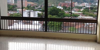 APARTAMENTO  EXCELENTE EN ALQUILER  EN PRADOS NORTE :
Bonito y cómodo apartamento en excelente estado de mantenimiento,  en el piso 9, con espectacular vista, amplios espacios, área de 121.36 m2., consta de sala comedor, 3 alcobas, la principal con baño privado, baño social y de alcobas, estar, balcón , cocina integral, cuarto de servicio con baño, zona de lavandería, blackouts en la sala, ventanas antiruido, garaje doble lineal, el edificio tiene portería permanente, piscina, ascensores, ubicado estratégicamente, cercano a centros comerciales, parques, supermercados, etc. Canon mensual de $1.600.000 más administración de $847.000, para un total de $2.447.500