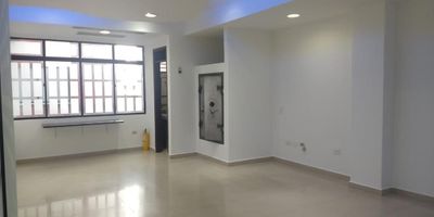 Cod.4104 SE VENDE - OFICINA EN EL CENTRO DE BUCARAMANGA - EXCELENTE PARA INVERSIÓN - RODEADA DE BANCOS - COMERCIO - TRANSPORTE PUBLICO - EXCELENTE ILUMINACIÓN Y VENTILACIÓN - EDIFICIO CON ASCENSOR - VIGILANCIA LAS 24 HORAS - ACTUALMENTE RENTANDO