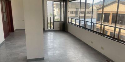 ¿Cansado de buscar un apartamento cómodo, en un lugar seguro y tranquilo en el centro de Pereira, sin encontrar el ideal?

Este es el hogar que estabas esperando: 2 habitaciones + estudio, sala y comedor amplios, sala de TV, 2 baños y parqueadero. Todo con acabados modernos, excelente iluminación y la ventaja de estar en el corazón de la ciudad.

 

Deja de buscar y empieza a vivir con la comodidad que mereces.

 

Llama hoy y agenda tu cita.
