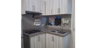 COD. 942FR2235

Aproveche esta excelente oportunidad a un excelente precio. Hágase a esta linda casa y dese el gusto de vivir en excelente sector, cerca de la Avda. Calle  40, con buenos espacios, bien iluminada, remodelada con mucho gusto, excelentes closets, baños enchapados, muy económica. Tres Habitaciones, dos baños, cocina integral, patio interior con marquesina movible, garaje cubierto.
