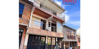 Casa en venta – Vallarta, La Badea, Dosquebradas

Amplia propiedad de 3 pisos con excelente distribución, ubicada en zona comercial y residencial, a pocos metros de la Av. de La Badea, con fácil acceso a supermercados, droguerías y a tan solo 10 minutos del centro de Pereira.

✨ Características principales:


 
 Área construida: 180 m² (60 m² por piso, 6 × 10 m).
 
 
 Estrato 2.
 
 
 Gas domiciliario.
 
 
 Servicios independientes.
 


? 1er Piso:


 
 2 habitaciones
 
 
 Sala comedor
 
 
 Cocina integral
 
 
 1 baño
 
 
 Patio
 
 
 Garaje
 


? 2do Piso (unifamiliar):


 
 2 habitaciones
 
 
 Sala comedor
 
 
 Cocina integral
 
 
 1 baño
 


? 3er Piso:


 
 1 habitación
 
 
 1 baño
 
 
 Cabina de ducha
 
 
 Terraza y mirador
 
 
 Lavadero y zona de ropas
 


? Ubicación estratégica:
En sector de valorización, ideal tanto para vivienda familiar como para inversión en renta, gracias a su distribución independiente por pisos.
