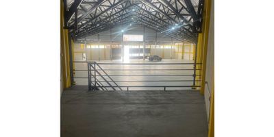 Características del inmueble:
Área total construida: 2.620 m² // Construcción en bloque estructural avellanado #14 // Altura de paredes: 7 m // Altura total (estructura y cubierta): 14 m // Mezanine interno // Luz trifásica 220 y 110 // Dos accesos de ingreso de 8 m de ancho y 5,50 m de altura // Oficinas y salas de espera // Baños auxiliares // Parqueadero de 400 m² // Pisos MR 42 con capacidad para soportar mulas.

Ventajas adicionales:
Ubicación estratégica en Villavicencio // Diseño funcional que integra oficinas administrativas y zona operativa // Ideal para empresas de logística, distribución o almacenamiento de gran volumen.
