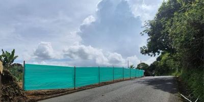 LOTE EN VENTA – SECTOR COMBIA, PEREIRA ¡Ideal para construir tu casa campestre o invertir en una zona de alta valorización! Área total: 704 m² totalmente planos. Frente: 31 metros sobre la carretera principal. Incluye matrícula de agua. A tan solo 26 minutos del centro de Pereira. Entorno campestre, tranquilo y de fácil acceso. Ubicación estratégica y excelente conectividad. ¡No dejes pasar esta oportunidad! Contáctanos para más información.