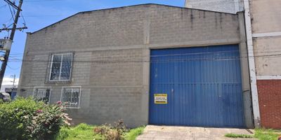 Amplia bodega en arriendo en Guarne, Antioquia, ubicada estratégicamente en el barrio La Cabaña. Esta propiedad cuenta con 1684 m² de área construida, ideal para operaciones que requieran grandes espacios y buena altura. Dispone de 3 baños y destaca por su seguridad 24 horas, ofreciendo un entorno confiable para su empresa. Se beneficia de fácil acceso desde el KM 21 de la Autopista Medellín Bogotá y tiene una antigüedad de solo 2 años. El canon de arriendo es de $10,000,000. Una excelente oportunidad en Guarne para establecer su negocio. Contacte para más información sobre esta bodega en arriendo en Antioquia. Opciones de whatsapp, quiero que me contacten o ver teléfonos disponibles.