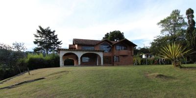 Venta de finca en Rionegro, a solo 2 km del Aeropuerto JMC ️
Hermosa finca en parcelación privada, rodeada de verde y con excelente acceso (vía pavimentada hasta la entrada). Ideal para vivienda campestre, inversión o proyectos turísticos gracias a su ubicación estratégica cerca al Túnel de Oriente.
 Lote de 8.813 m²
 Casa de 277 m² construidos, con terrazas y balcones
 Placa deportiva de 288 m²
 Espacios adicionales: habitación de servicio, cuarto útil y perrera
 Entorno campestre, tranquilo y seguro
Una oportunidad única de vivir o invertir en la zona de mayor valorización del Oriente Antioqueño.