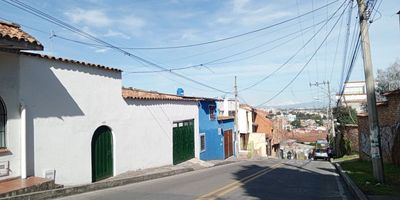 ¡Descubre la oportunidad de adquirir una casa única en su estilo en el corazón de suba pueblo Nueva al mercado, esta propiedad cuenta con 7 amplias habitaciones en 2 casas y 2 baños completos, diseñada para brindar el máximo confort a tu familia. lo que la convierte en una opción ideal para familias grandes o empresas, jardines, colegios, industria de bajo impacto. La propiedad se encuentra un lugar privilegiado que ofrece fácil acceso a servicios esenciales y zonas recreativas. No deje pasar la oportunidad de vivir o invertir en una zona tan deseada como Suba, en una casa que combina historia, espacio y conveniencia. La propiedad esta para remodelar o ser demolida y construir, con norma urbanística para 3 pisos. NOTA: oportunidad de vender lote completo de 1.500 metros  ( OJO SEÑOR CONSTRUCTOR O DESARROLLADORES). No espere más y conviértase en el próximo propietario de esta excepcional residencia en suba. Para más información, contáctenos hoy mismo y coordine una visita.
