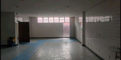 Bodega en Arriendo en el sector de puente Aranda,  zona industrial. 

Cuenta con un area total  de 480 m2, primer piso  270 m2, área  de bodega. 

Segundo piso  105 m2

Tercer  piso  105 m2
