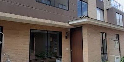 1695 Hermosa casa ubicada en excelente sector de Mosquera, cerca a parques, zona comercial, conjunto con piscina, zona BBQ, parque, zonas verdes, gimnasio, salón de reuniones. Casa de tras niveles, tres habitaciones, tres baños, sala comedor, cocina integral, patio, deposito, estudio, balcón, chimenea, parqueadero propio.